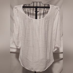 NWOT BOHO size 3X white blouse by UNIQUE SPECTRUM. CRINKLE MATERIAL. 3/4 SLEEVE.